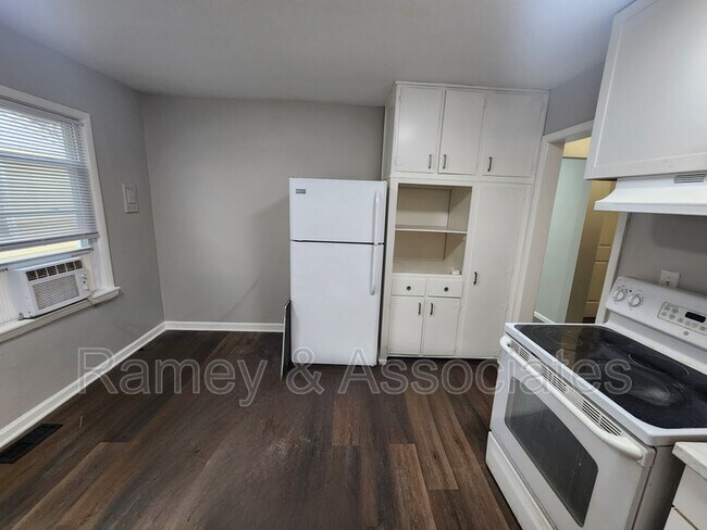 Building Photo - 2306 S 36th St