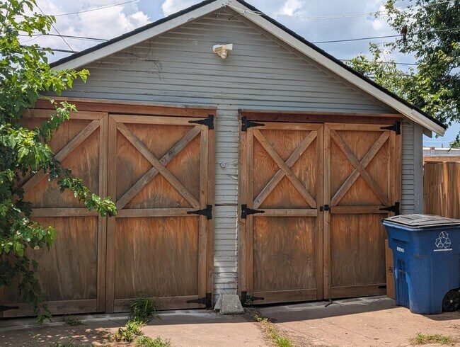 Building Photo - 1120 S Columbia Ave