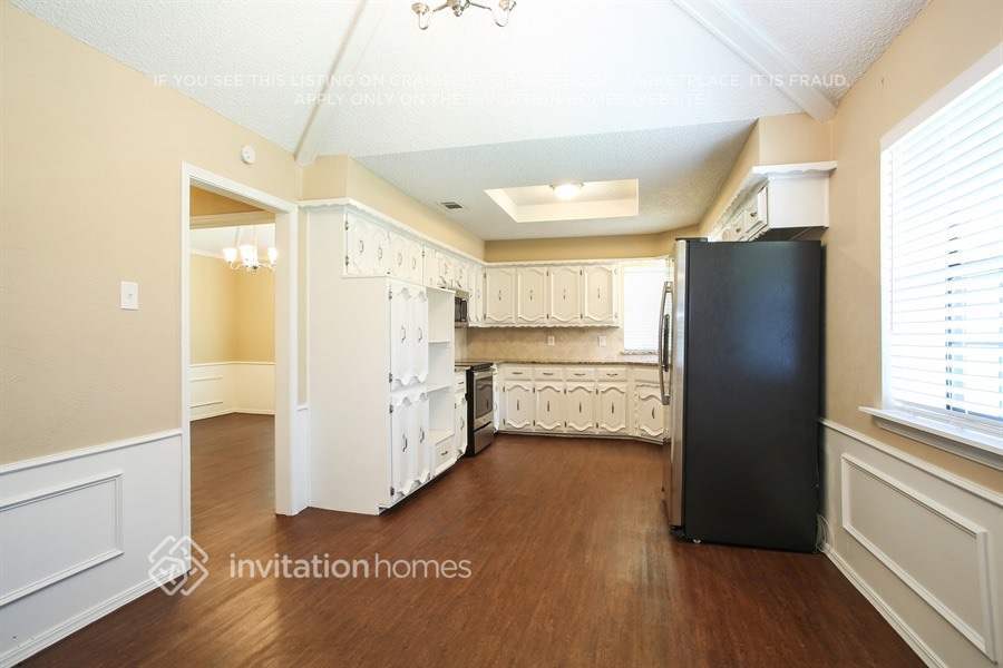 Building Photo - 1409 Carriage Ln