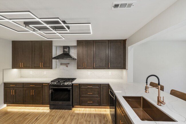 Building Photo - **Special** Bright spacious 3 bedroom 2 ba...