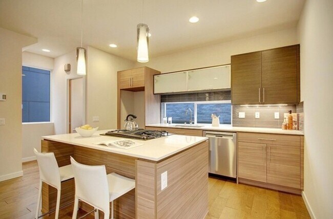 Building Photo - 5938 California Ave SW