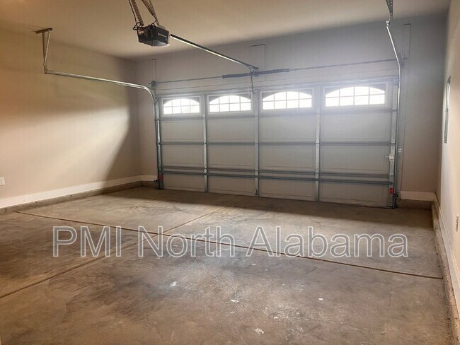 Building Photo - 14741 Greenleaf Dr