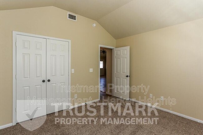 Building Photo - 401 W Libra Dr