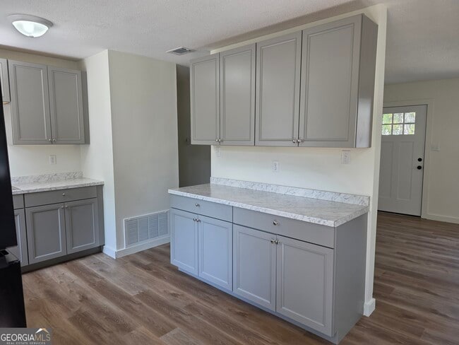 Building Photo - 309 E 3rd St