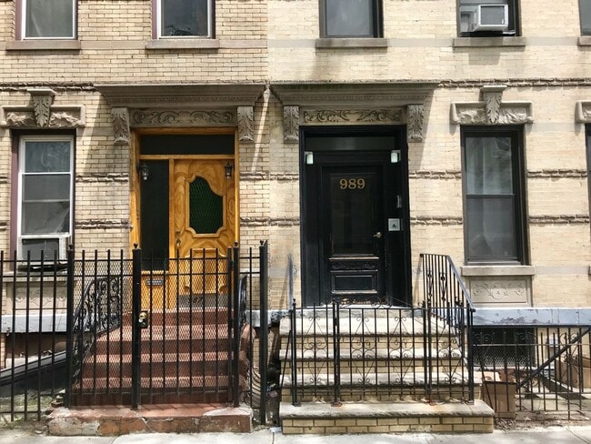 Building Photo - 989 Seneca Ave
