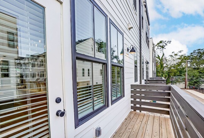 Building Photo - TOWNHOME W/ ROOFTOP TERRACE @ 5West Terraces!