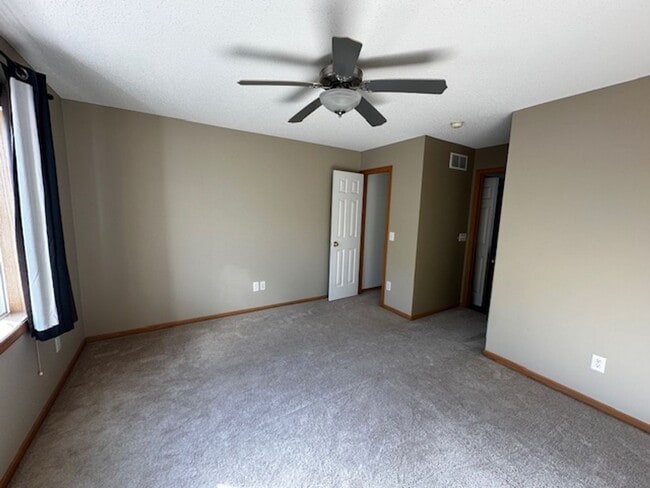 Building Photo - Light-Bright Corner Unit Townhome with Private Courtyard Available 7/1/26!