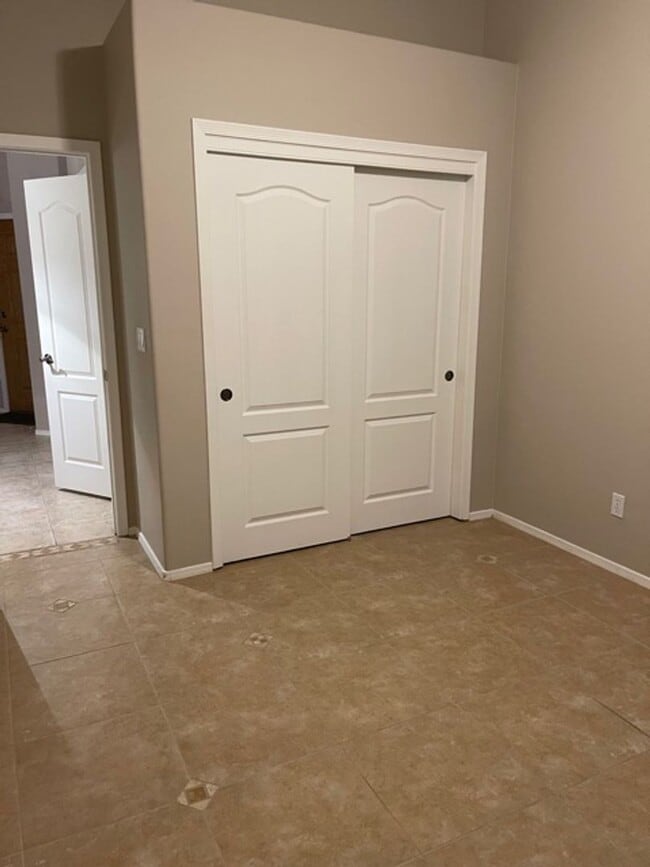 Building Photo - Available in JULY, Single story 3bd/ 2bath...