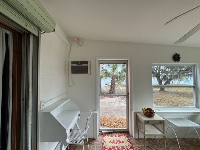 Building Photo - Stylish Florida Living on Crooked Lake