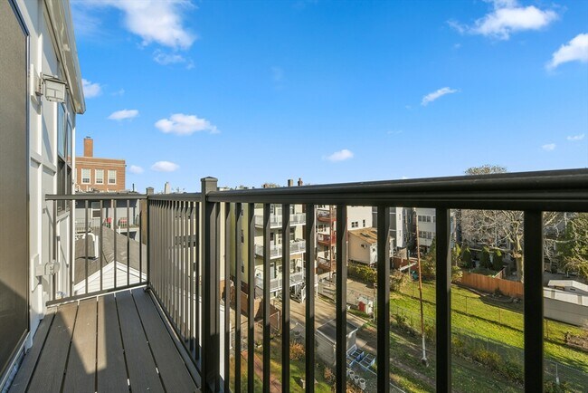 Building Photo - 219 Paris St