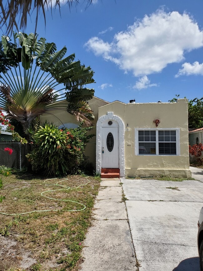 Building Photo - 613 El Prado