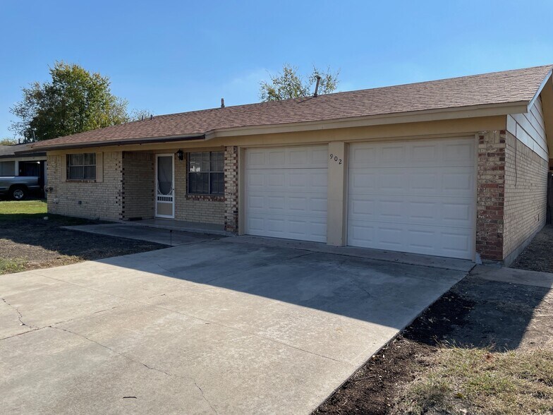 Primary Photo - 902 Willowbrook St