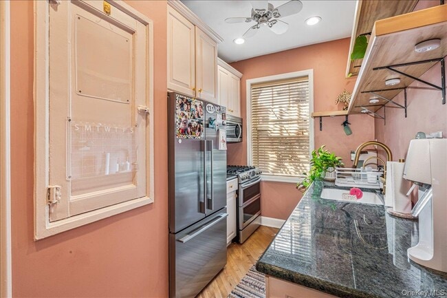 Building Photo - 38-30 Douglaston Pkwy