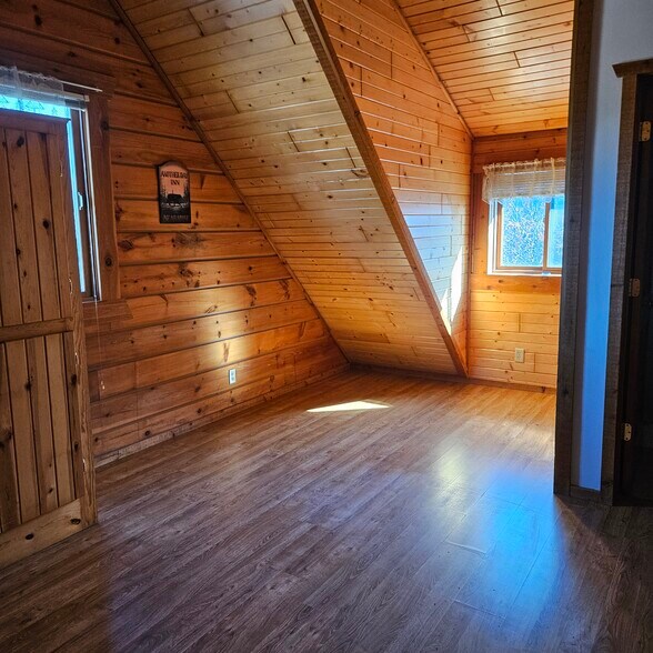 Loft - 459 Overlook Ct