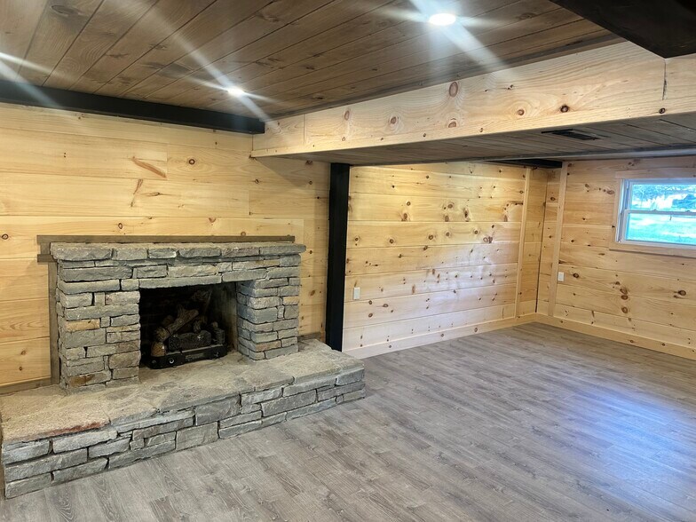 Building Photo - 9149 Wintergreen Dr