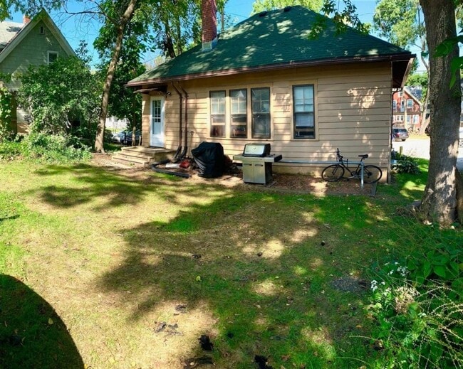 Building Photo - 1325 St James Ct
