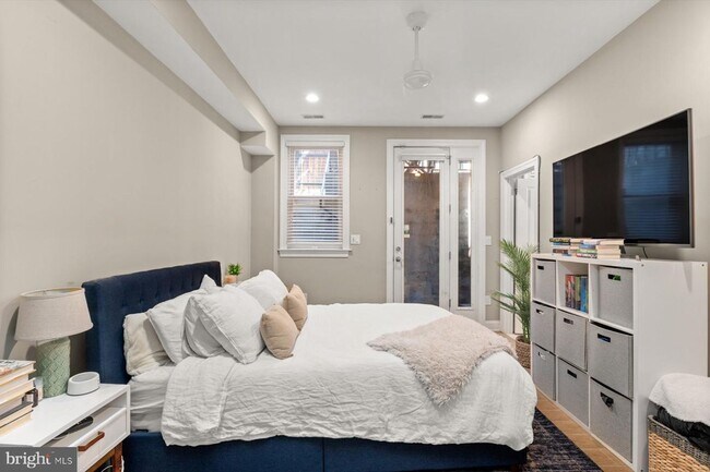 Building Photo - Beautifully Updated 2 BR 2 BA in the heart of Logan Circle