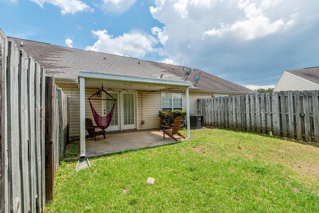 Building Photo - $1750 - Updated 3 bed/3 bath house conveni...