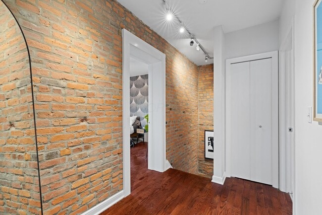 Building Photo - 524 S 5th St