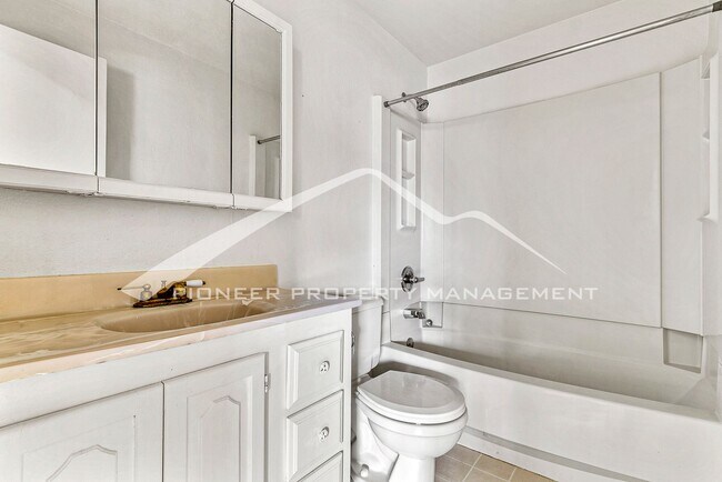 Building Photo - Beautiful Updated Home Conveniently locate...