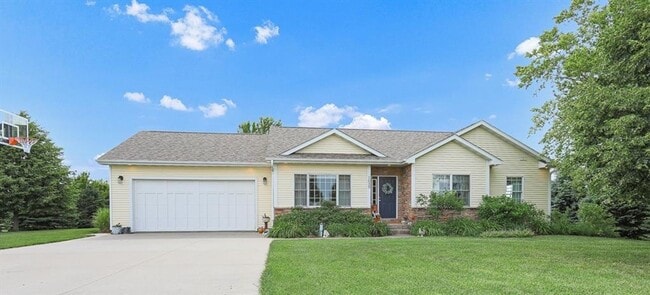 Primary Photo - Spacious 5-Bedroom Retreat for Rent – Priv...