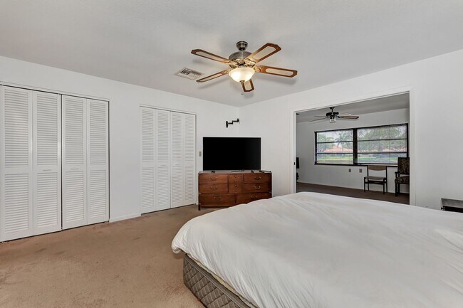 Building Photo - BEAUTIFUL 2 BEDROOM 2 BATHROOM + A DEN VILLA WITH GORGEOUS LAKE VIEWS!