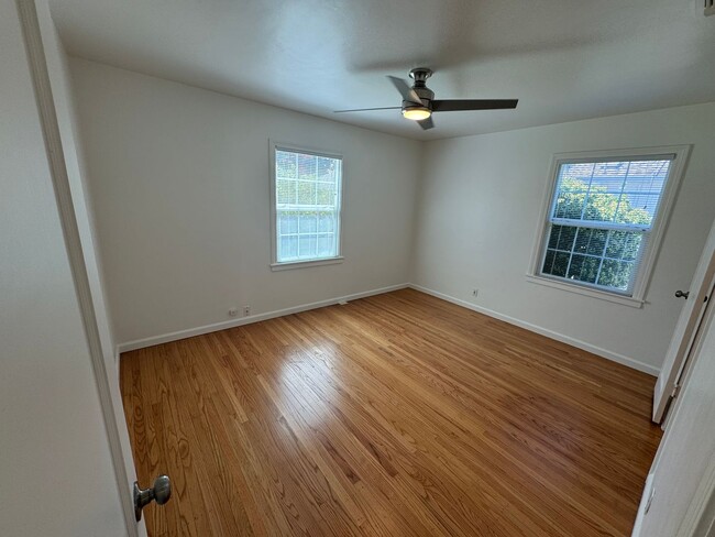 Building Photo - 2 bedroom | 1 bathroom | Single family Ard...