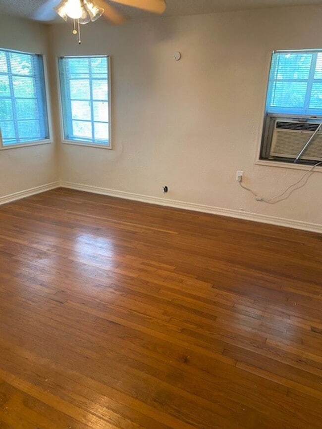 Building Photo - One bedroom duplex in Central Denton