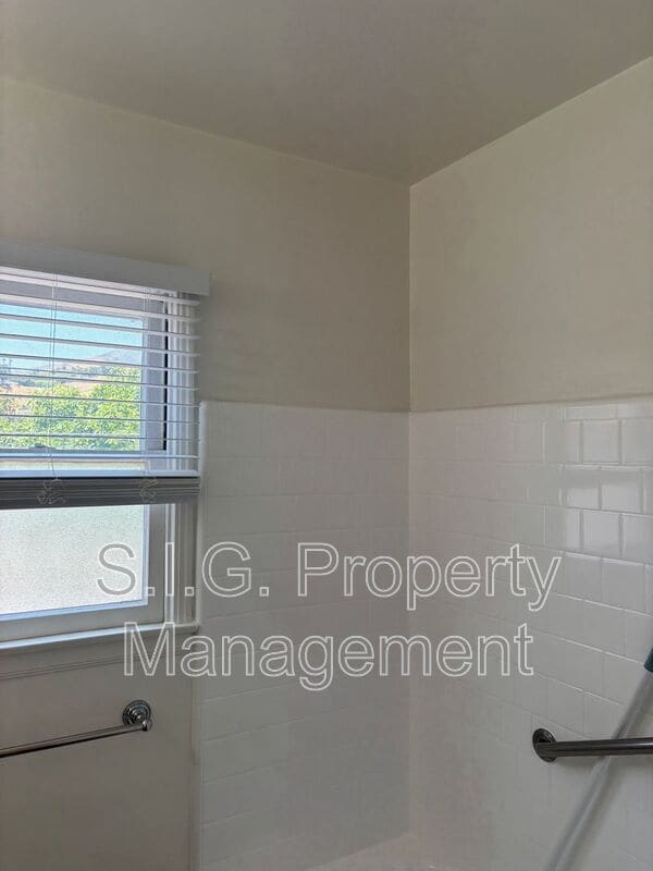 Building Photo - 1605 N Verdugo Rd