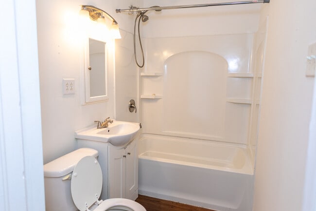 Building Photo - 105 Burns St