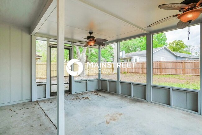 Building Photo - 3 Bedroom Pet-Friendly Home in Jacksonville, FL with Main Street Renewal