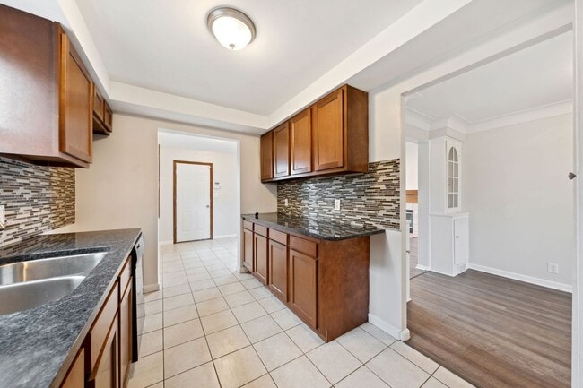 Building Photo - Beautiful Home in South Euclid