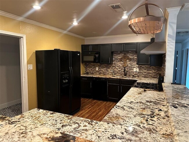 Building Photo - 6004 Palm Cir