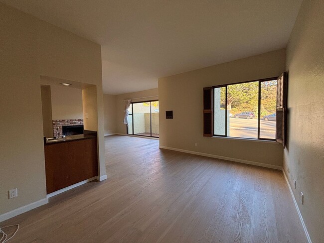 Building Photo - Updated 3BR Townhome in Forest Knolls with parking