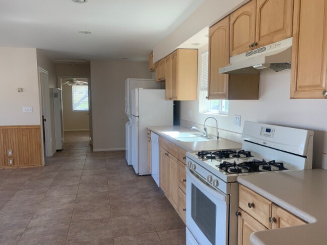 Building Photo - 1042 Squirrel Ln