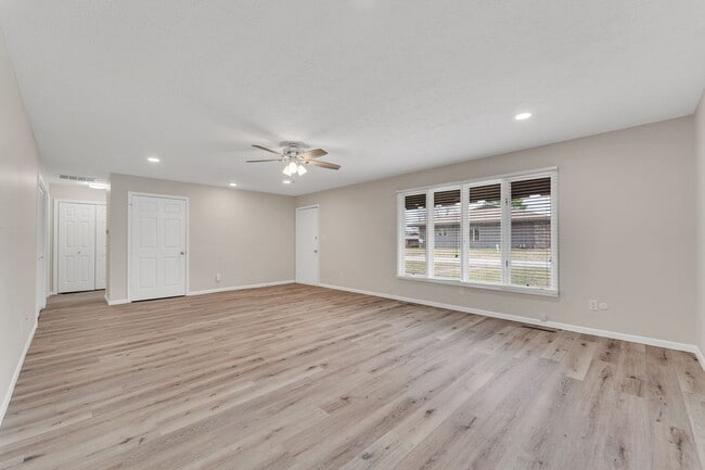 Building Photo - Hickory Village 55 Plus, LLC - 3700 E Cherry St Springfield, MO 65809