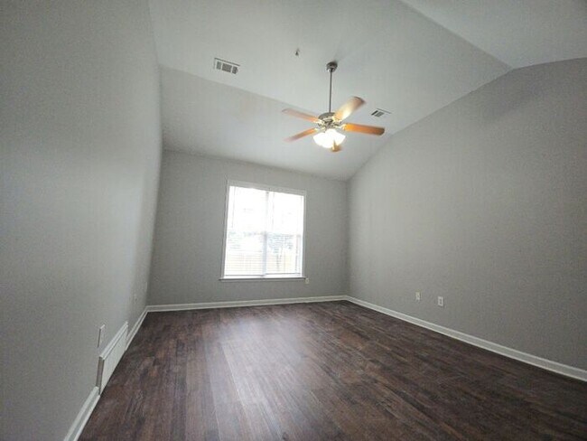 Building Photo - COMING SOON! 3bed/2bath Townhome w/Garage ...