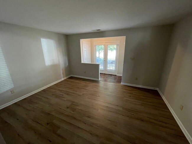 Building Photo - End Unit Townhome in Elizabeth/Plaza Midwood Area! ***50% discount for the first full month with ...