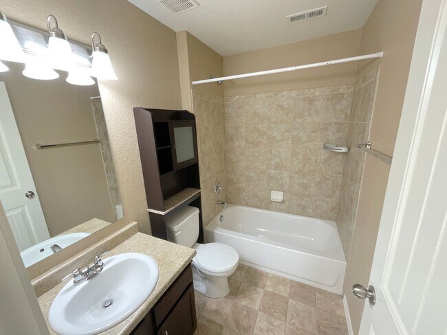 Building Photo - 3 Bedroom Home Available Near N Powers Blvd & Dublin Blvd!