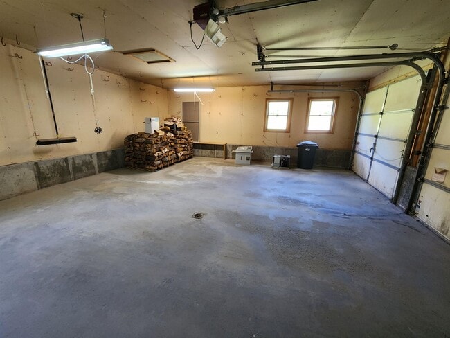 Building Photo - 109 N Hollow Rd