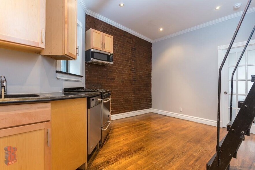 Building Photo - 219 E 23rd St