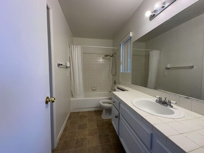 Building Photo - ozy 2-story single-family hom