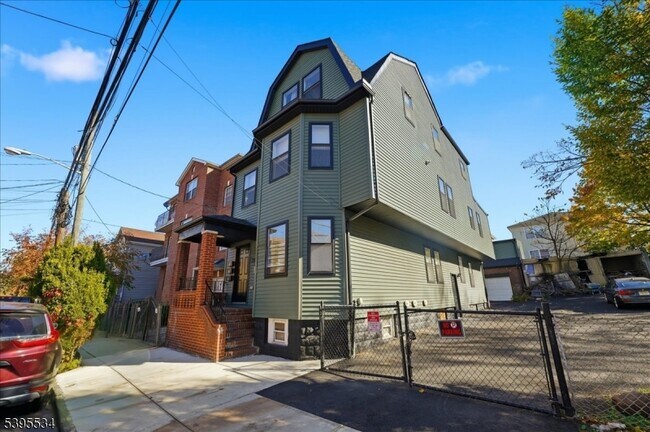 Building Photo - 260 S 10th St