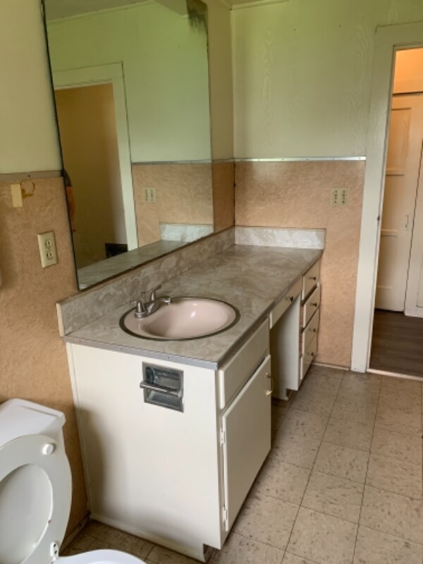 Building Photo - 1215 E 5th St