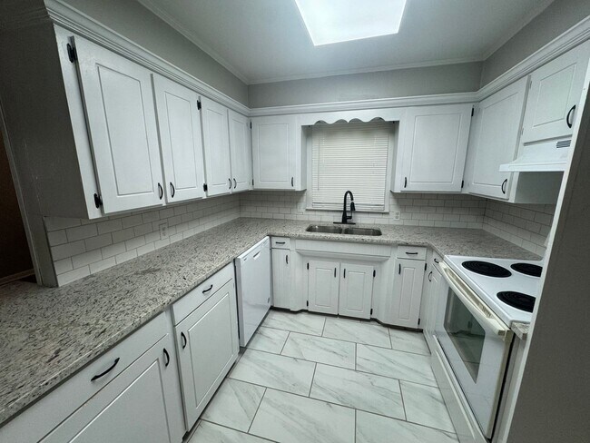 Building Photo - 2613 Plantation Dr