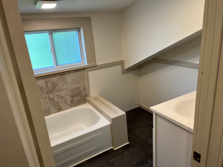 2nd floor full bathroom with soaking tub - 1400 Titus Ave