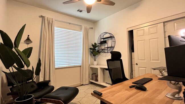 Building Photo - 3BD/2.5BA - Modern 3-Bed Home with Privacy & Amenities: Near Schools, Parks & Shopping!