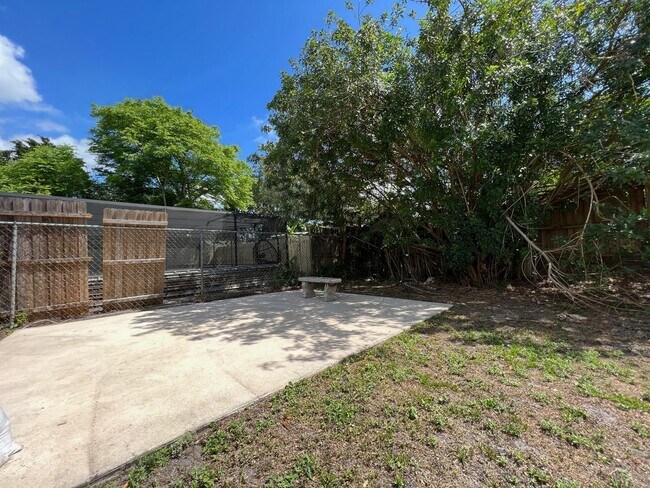 Building Photo - Newly Renovated 3/2 Home ~ Brand New Kitchen ~ Updated Bathrooms ~ Fenced Yard!