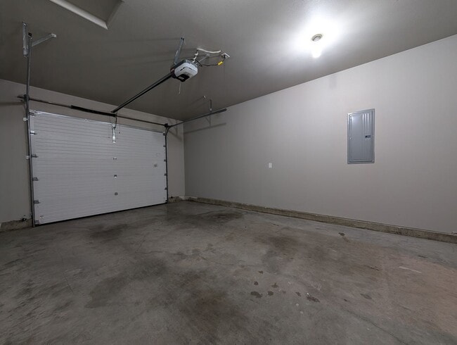Building Photo - Great 3 bedroom/ 2.5 bathroom duplex- Near...