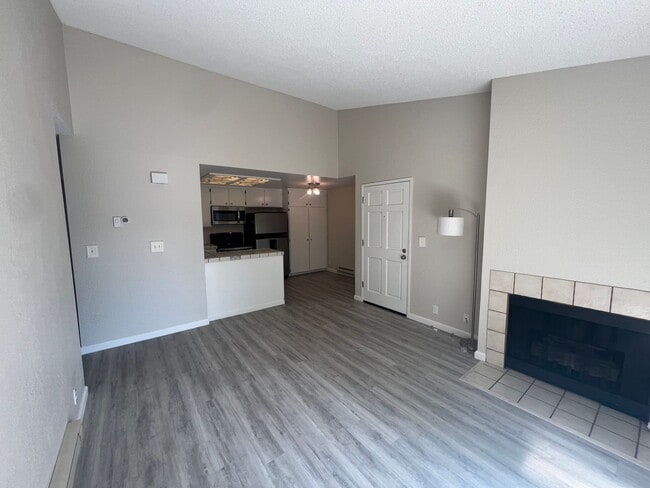 Building Photo - Extremely Well Maintained Upstairs 1/1 Condo Near Light Rail Now Available!